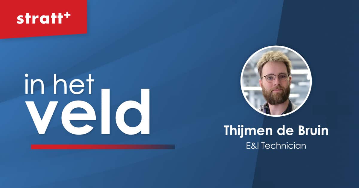 Blauwe Stratt+ banner met tekst Stratt+ in het veld. Interview met Thijmen, E&I Technician.