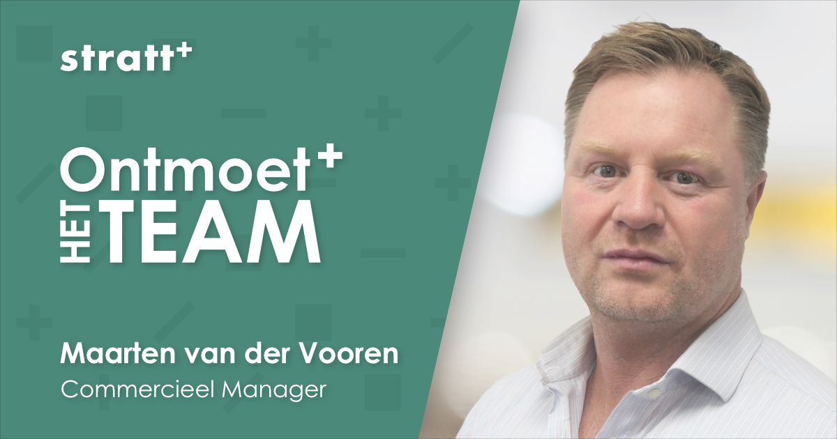Groene banner met Stratt+ ‘Ontmoet het team’ van Stratt+ en een portretfoto van collega Maarten.