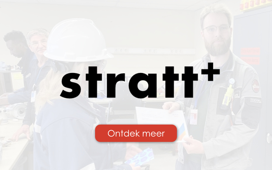 Witte banner voor kandidaatcase met Stratt+ logo en engineer op de achtergrond