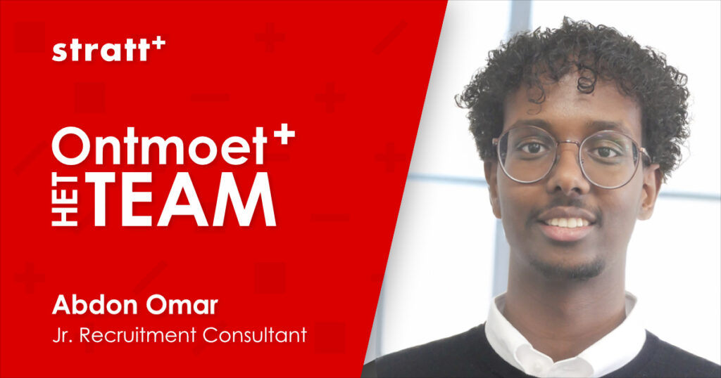 Rode banner met pasfoto van teamlid Abdon bij Stratt+