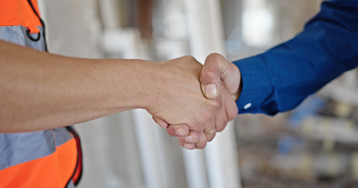 Stevige handdruk tussen een engineer en een recruiter bij Stratt+ in Nederland.