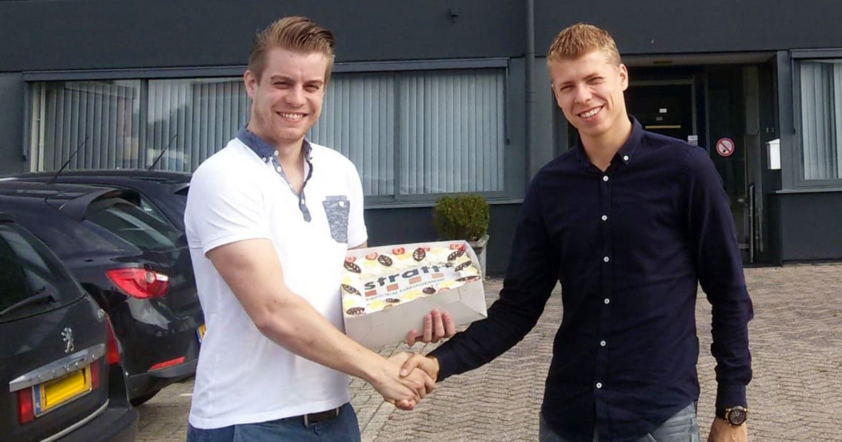 Feestelijk moment waarbij twee engineers een nieuw contract vieren met een handdruk voor een kantoorpand.
