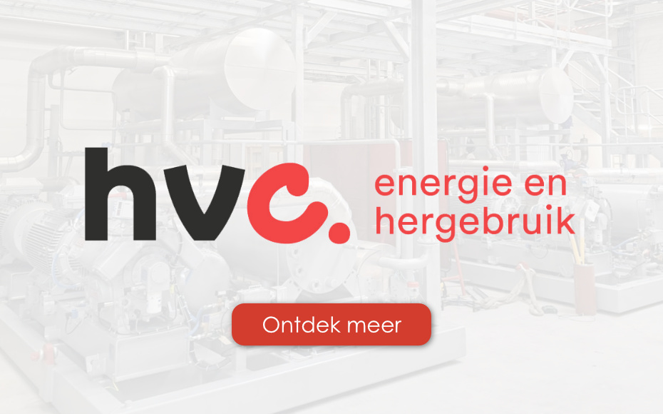 Witte HVC-banner voor een moderne technische installatie met leidingen en industriële constructies op de achtergrond.