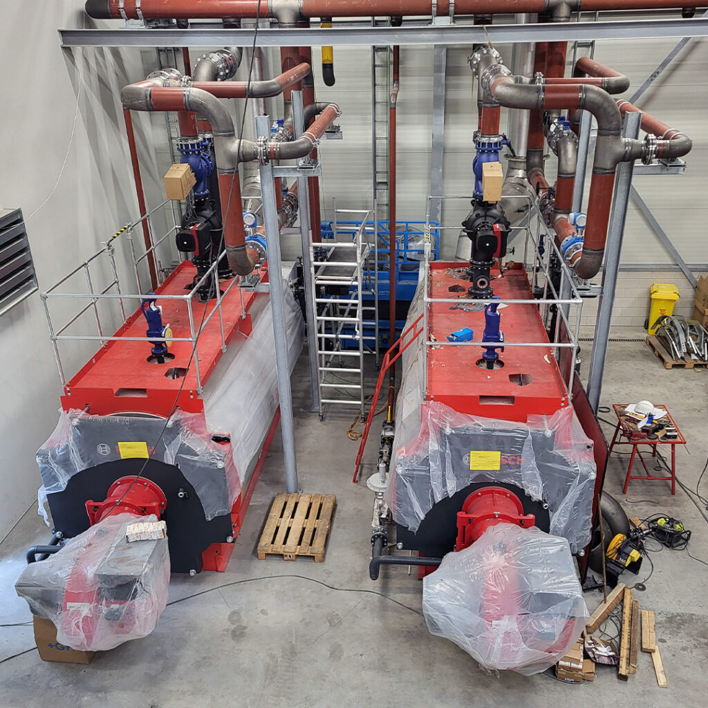twee grote industriële ketelinstallaties