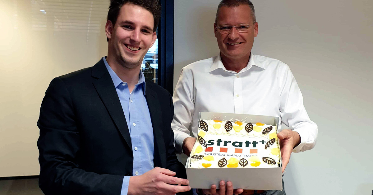 Mitchel en Erwin vieren start met een taart