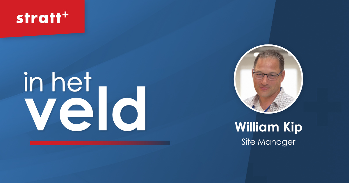 Blauwe In het Veld banner met Pasfoto Site Manager William en Logo Stratt+