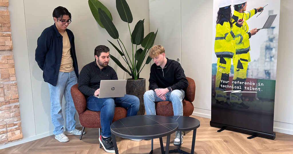 Studenten werken samen aan een stageproject bij Stratt+ in Zwijndrecht.