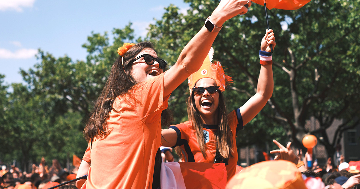Feestvierende Oranje‑fans op een groot plein tijdens het WK