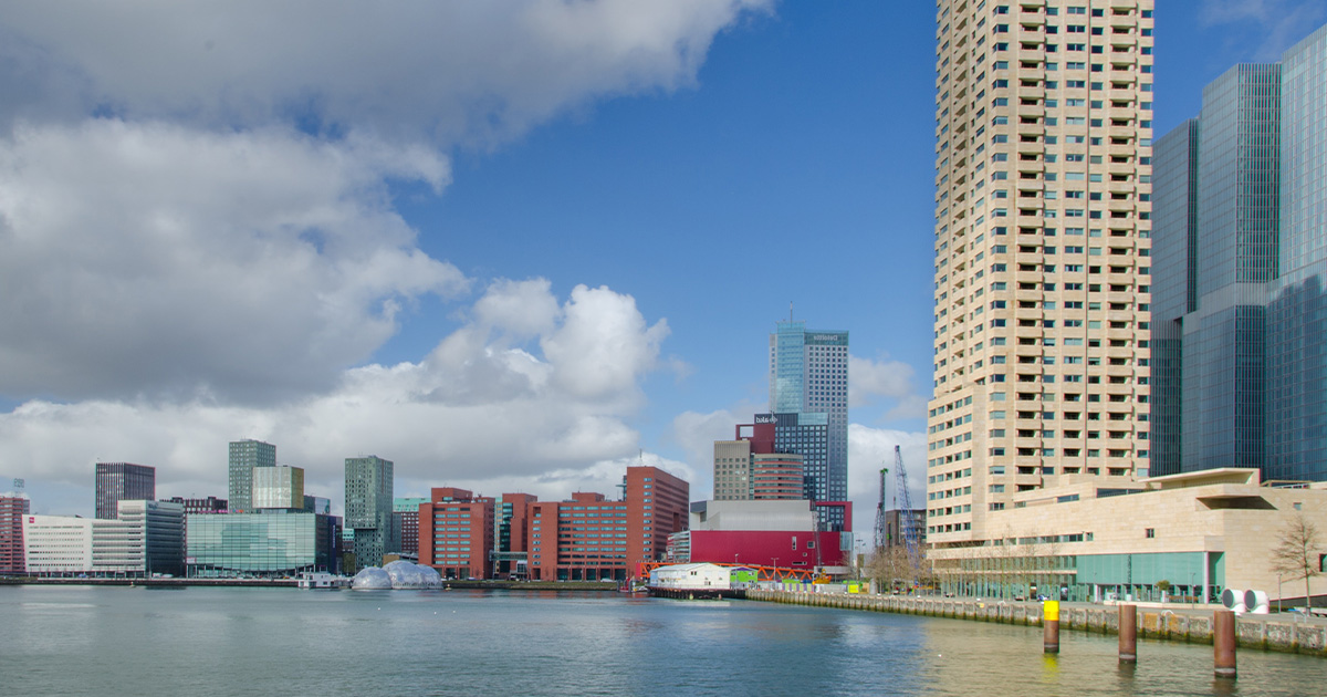 Panoramisch uitzicht op Rotterdam en de haven op een wisselvallige dag